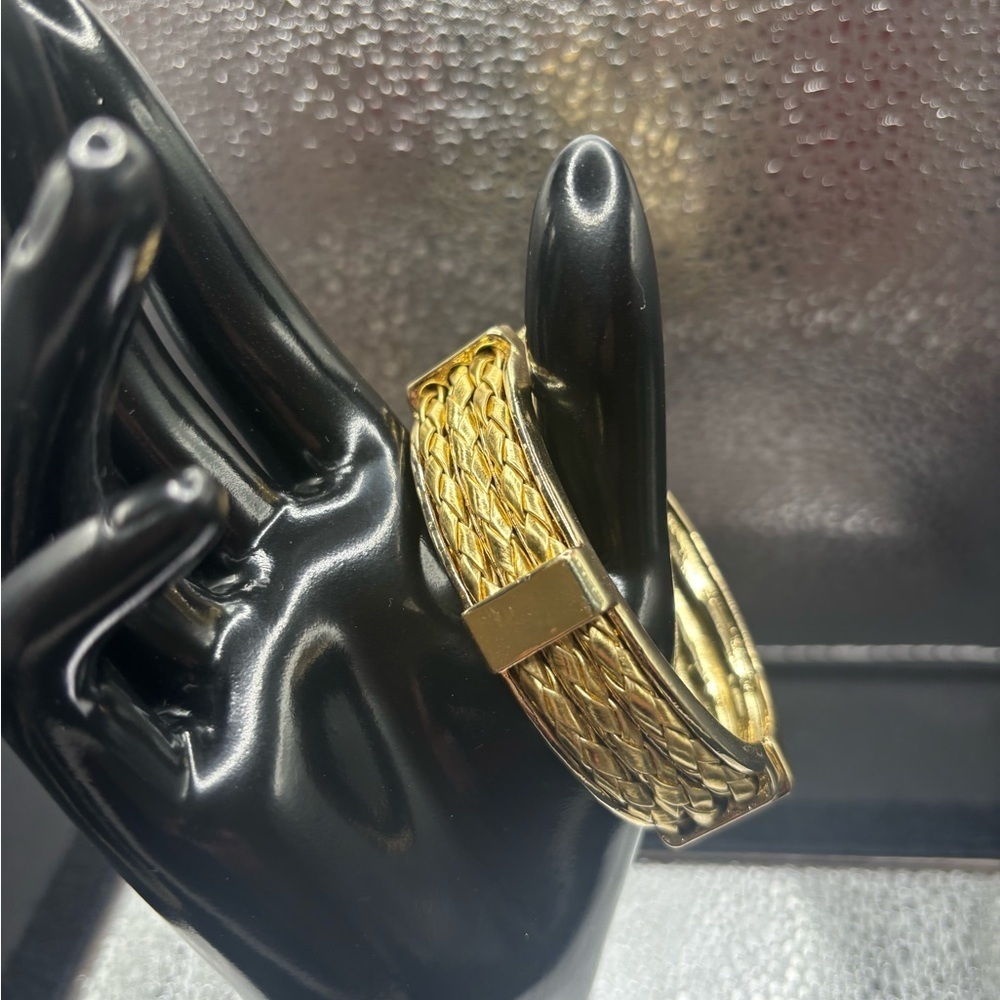 Elegant Gold-Tone Bangle Magnetic